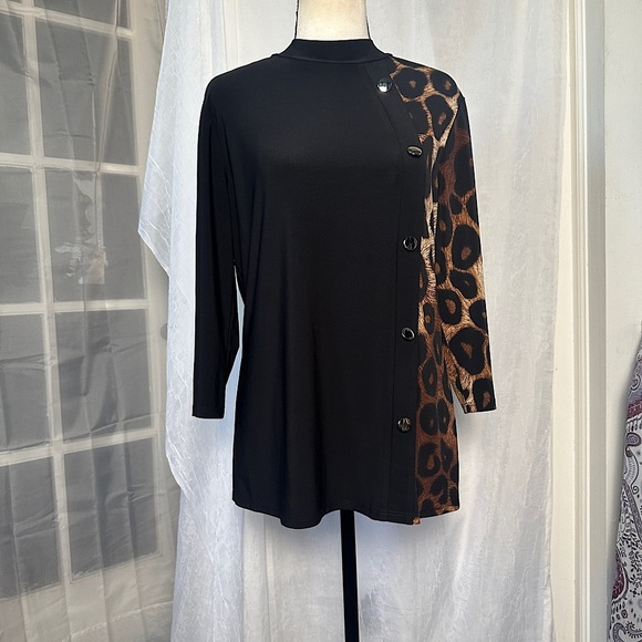 3/$20 💥 Leopard Animal Print & Black Mock Neck Blouse 3/4 Sleeve Stretchy Chic - Picture 8 of 14